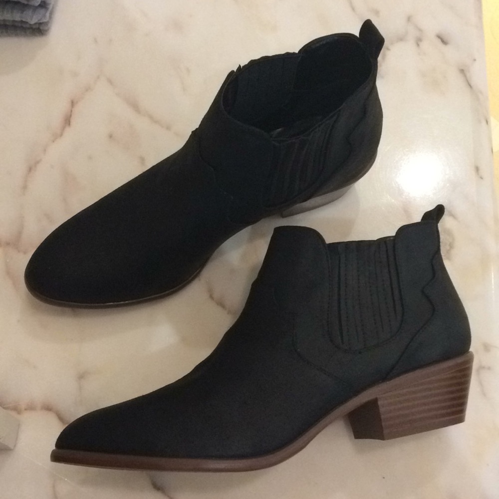 NIB Black Scallop Ankle Boots